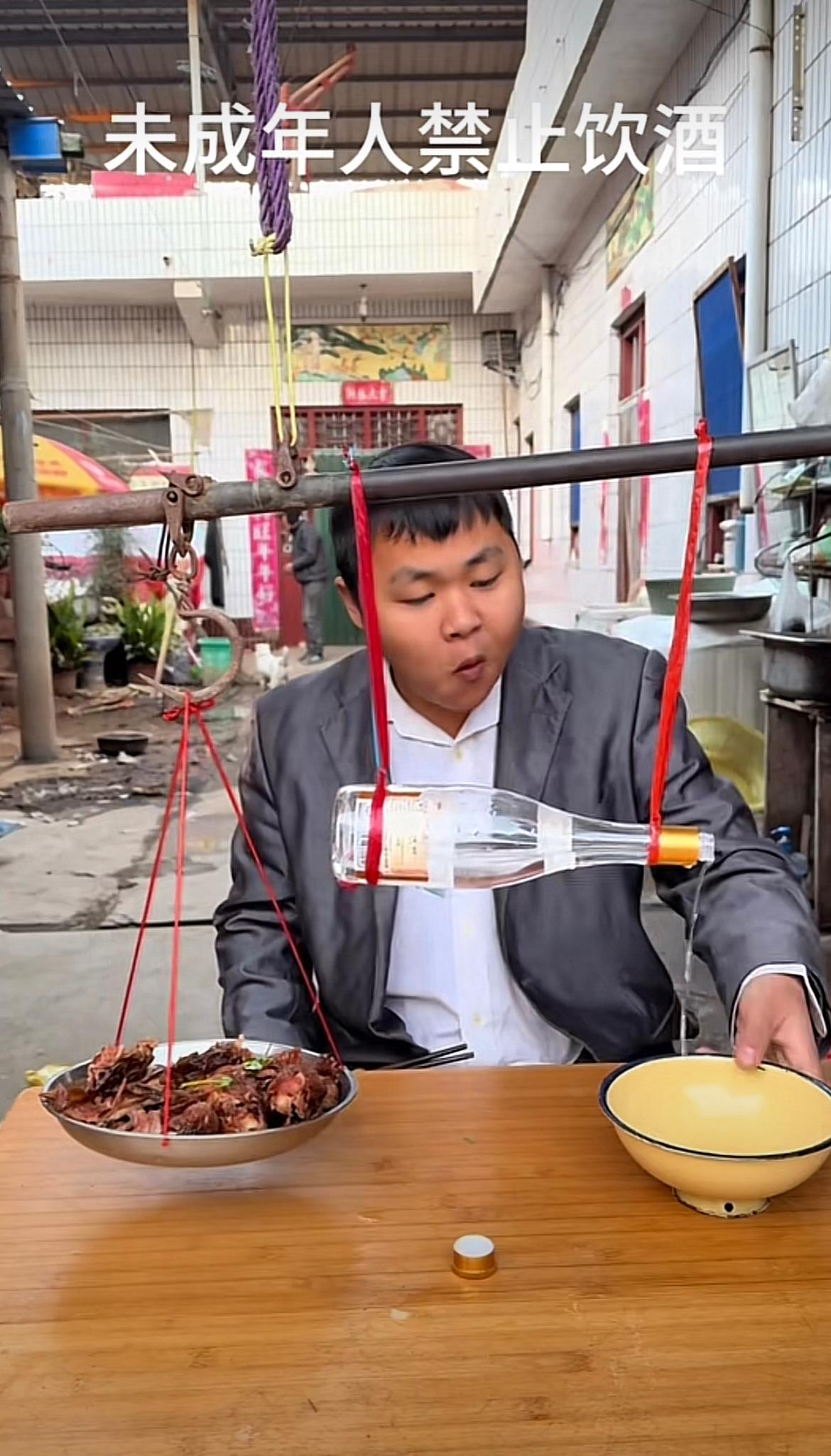 第一次见这种喝酒方式，看上去还挺科学的哈[捂脸哭]喝酒