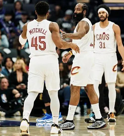 谈到哈登的独特性，前NBA球员阿里扎日前在播客里说了4句话：1、“说实话，哈