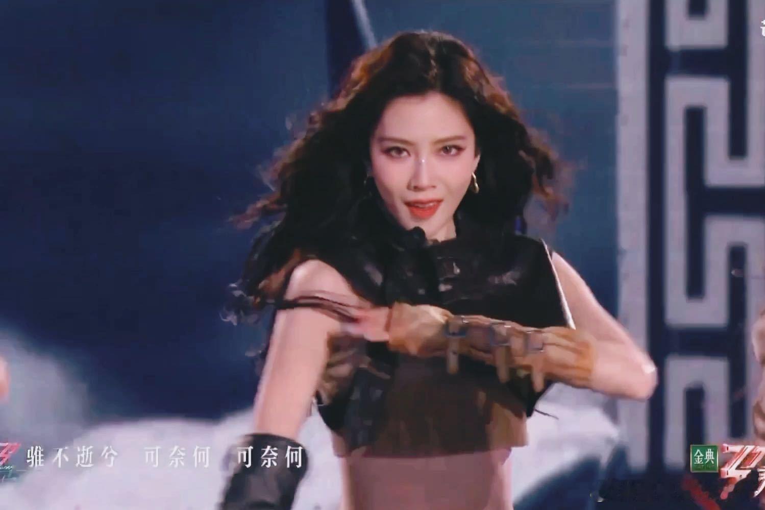 宋妍霏雄狮般的舞台表现力《乘风2025》简直是一场视觉与听觉的盛宴，而宋妍霏在其