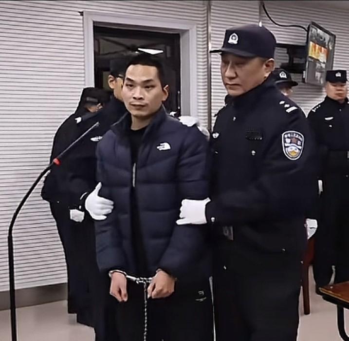 河南杀人犯照片公开，发小变凶手，受害者朋友为啥没察觉？最近网上爆出河南崔路路杀