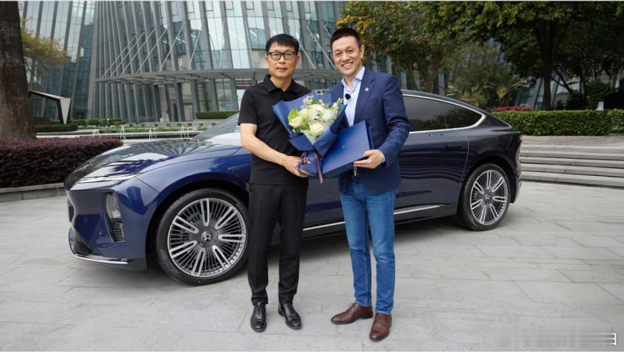 美的集团董事长方洪波，前脚提蔚来ET9，后脚提一辆仰望U8L。