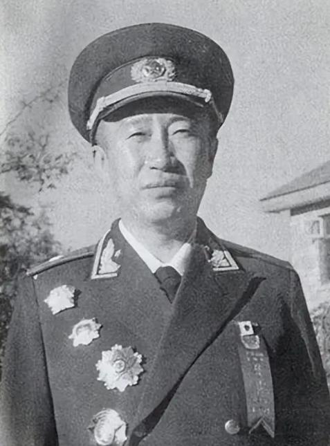 1983年，功勋卓著的开国少将解方，被确诊患上食道癌。病痛缠身的消息悄然传开