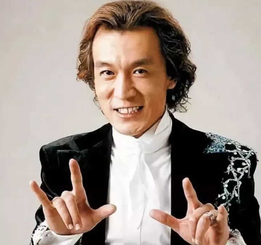 2018年，央视主持人李咏做完最后一次化疗后，拉着妻子哈文的手说：“别把我的遗体