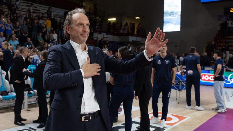 朱婷之意甲：赛季颗粒无收的豪门诺瓦拉球迷送别主教练贝尔纳迪：感谢您，世纪先生！