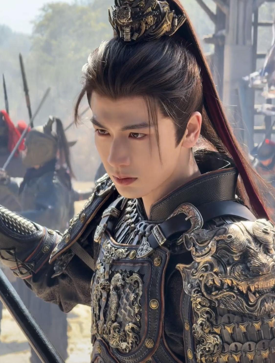 做谢征的时候，在军营受了重伤也得忍着不能表现出来，还得出帐巡逻。做言正的时候