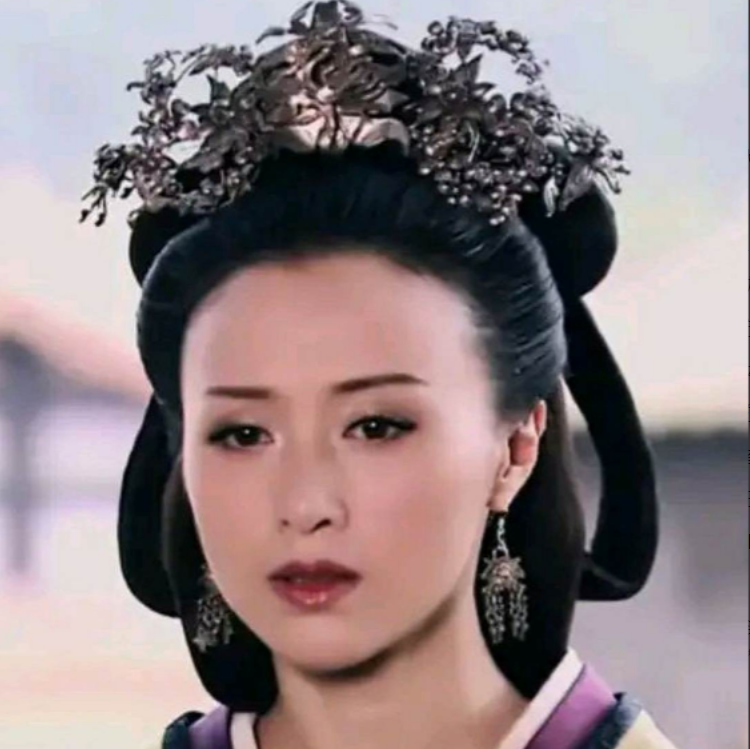 公元前195年，刘邦去世，薄姬跪在他的灵前痛哭。此时吕后走来，对她温柔地说：“你