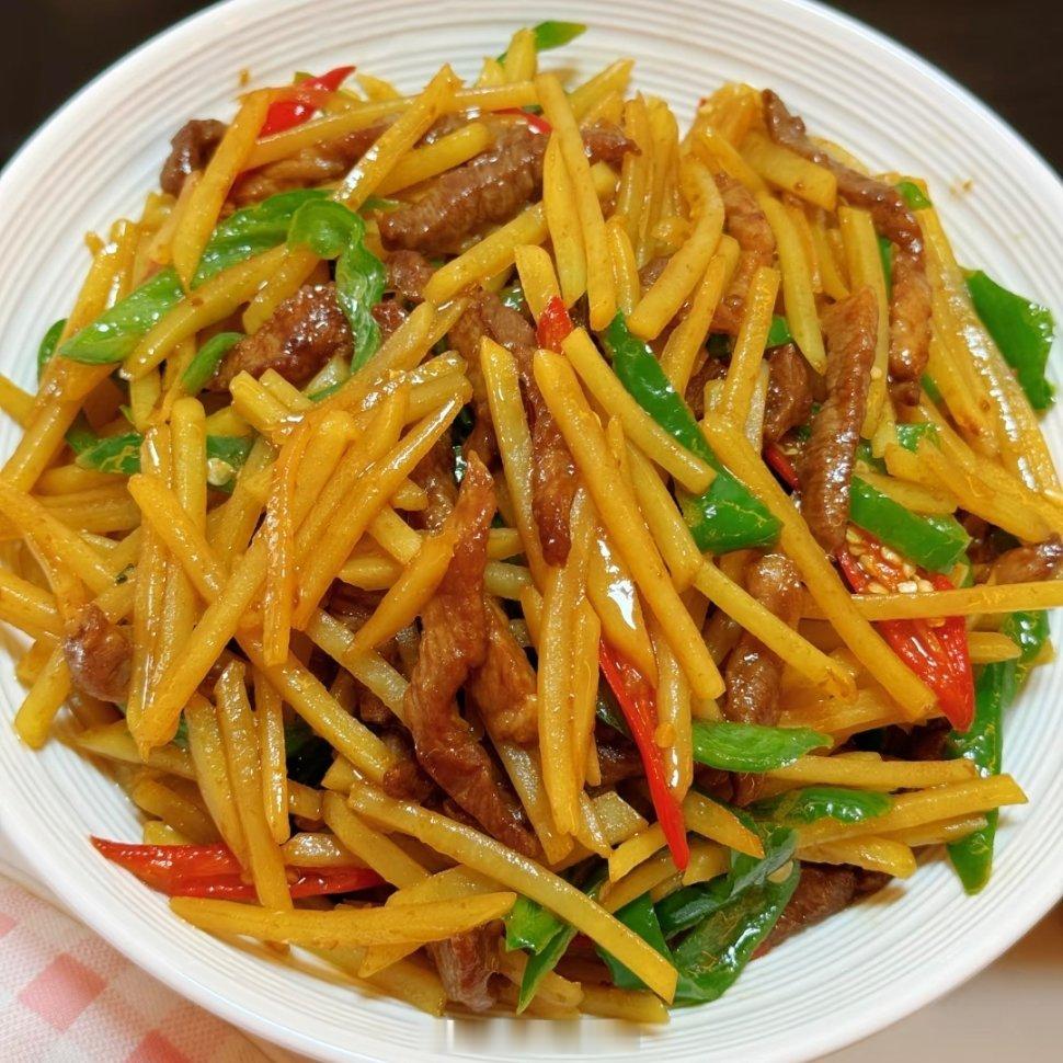 这盘土豆丝炒肉丝真的是米饭杀手，脆爽的土豆丝滑嫩的肉丝配上青红椒提味，咸香入味，