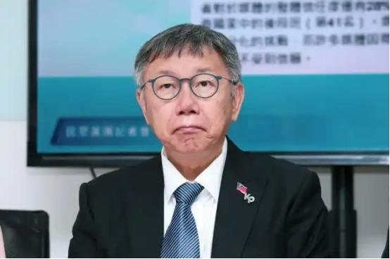 据台媒：今日台北法院在审理柯文哲案件时，柯文哲突然站起身冲着坐在对面3个检察官破