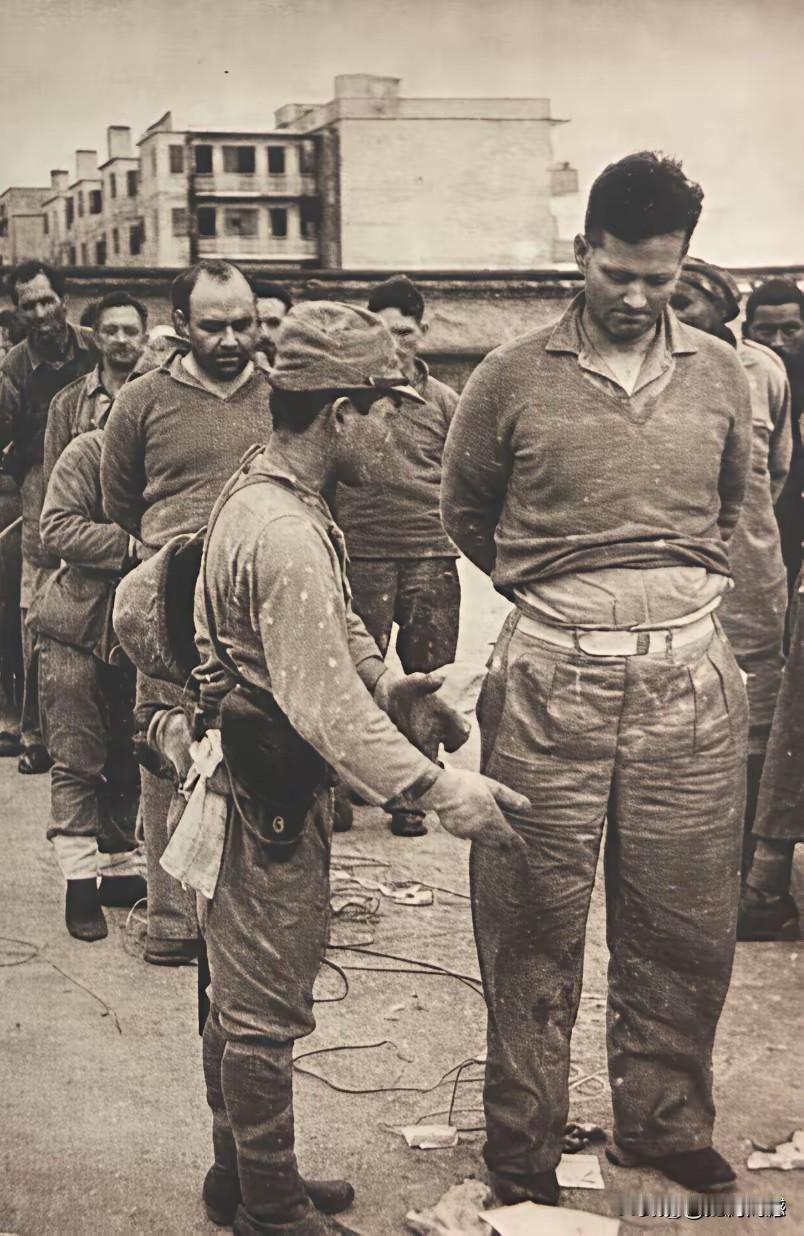 当年这些人高马大的英国军人，就被这些身材矮小的日本鬼子给俘虏了，从照片上看，给人