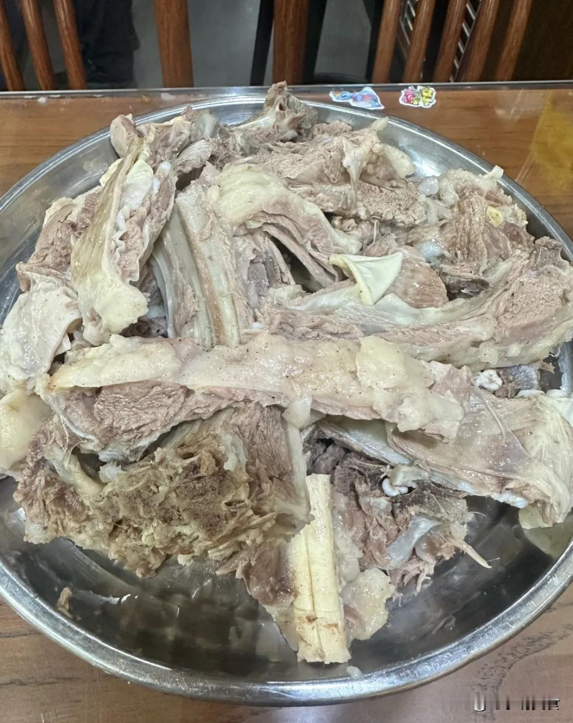 现在这样的老字号餐饮企业不多见了,现在网络时代开新店的人太多了,太内卷了,能真正