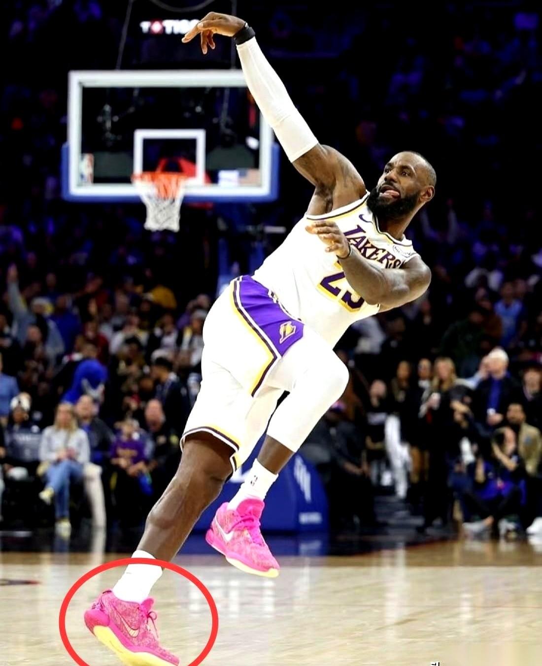 就这姿势，脚踝都快拧成麻花了，说实话，丑。真的丑。但球进了。不光这球进了，历