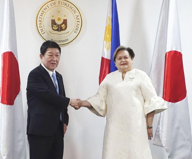 菲律宾现在也学会玩“平衡术”了，当着日本外相的面，菲律突然宣布对中国公民免签，这