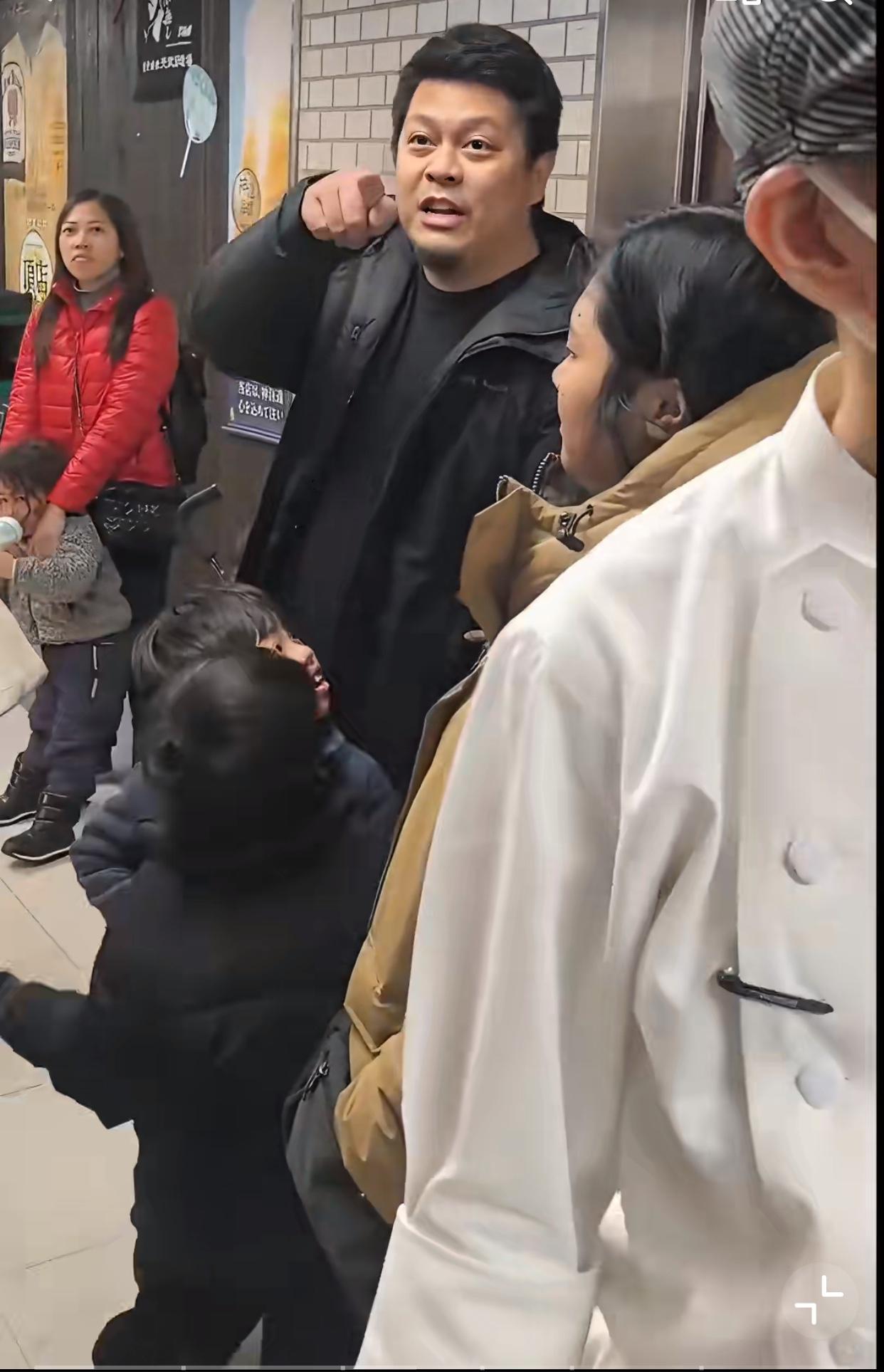 近日，中国游客赴日旅游过年，结果在一家拉面店排队等候期间，遭到一名日本和菲律宾混