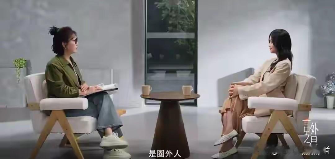 蓝盈莹公布新恋情，是圈外人。蓝盈莹曾经和曹骏恋爱，那时候人人都知道曹骏，不知道蓝