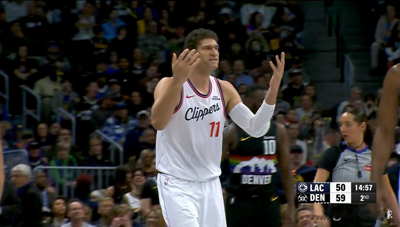 快船老将洛佩兹真是球队的大累赘！在今天快船客场以109：122不敌掘金的比赛中，