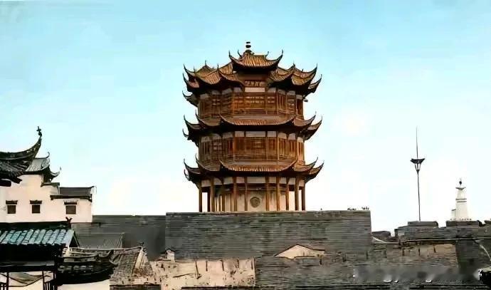 新老黄鹤楼。黄鹤楼，是我国古代的四大名楼之一，千百年来吸引了无数文人墨客前来游览