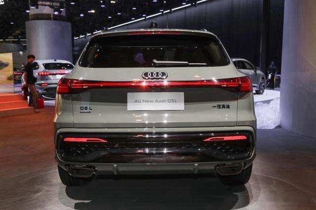 全新一汽奥迪Q5L内饰亮相广州车展轴距加长+动力升级2025广州车展上，全新一