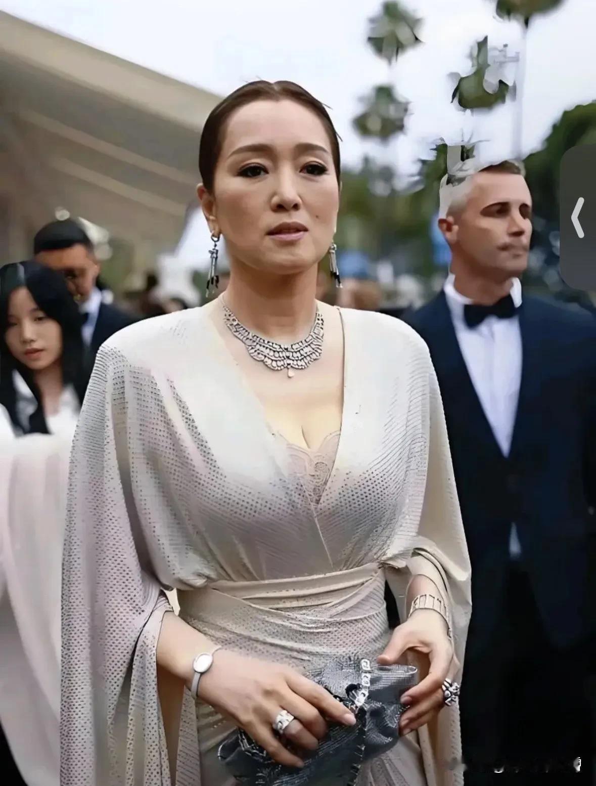 六十岁的巩俐，这状态还不错吧？！图片有美颜但没有精修，能看出来巩俐的脸并没有