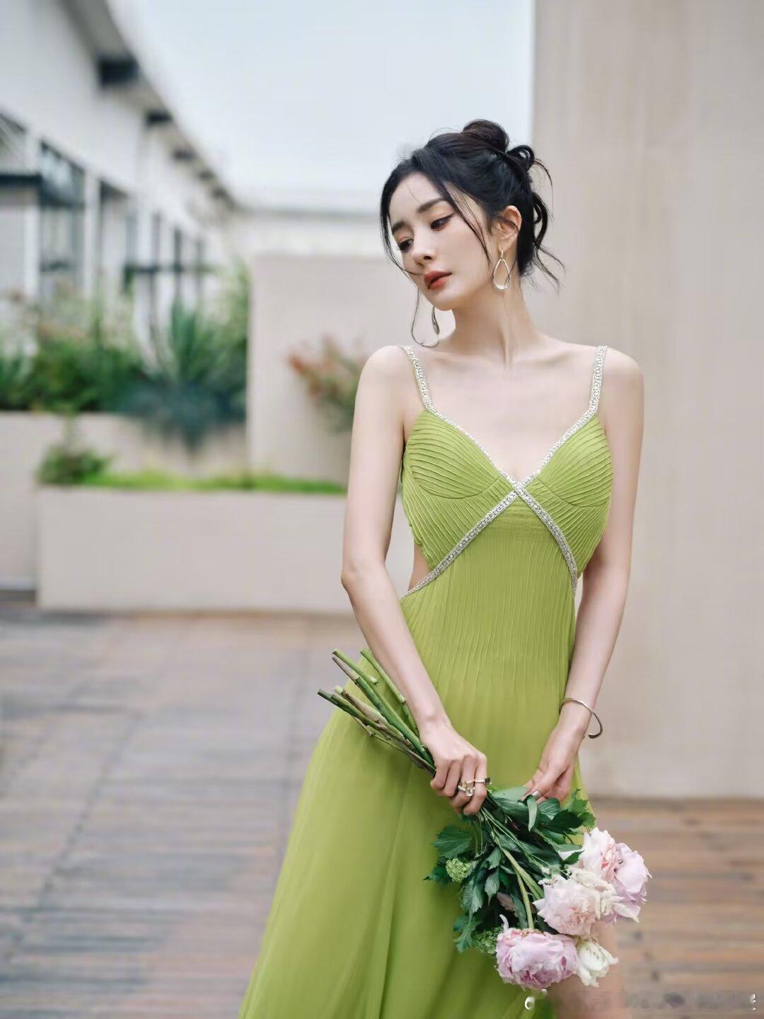 杨幂🦊杨幂公牛品牌全球代言人现实的惨淡映照出梦想的不切实际。但是，就算那