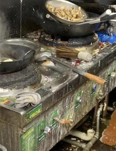 在青岛，一位外卖骑手的遭遇就像一颗投入平静湖面的石子，激起了层层关于外卖行业卫生