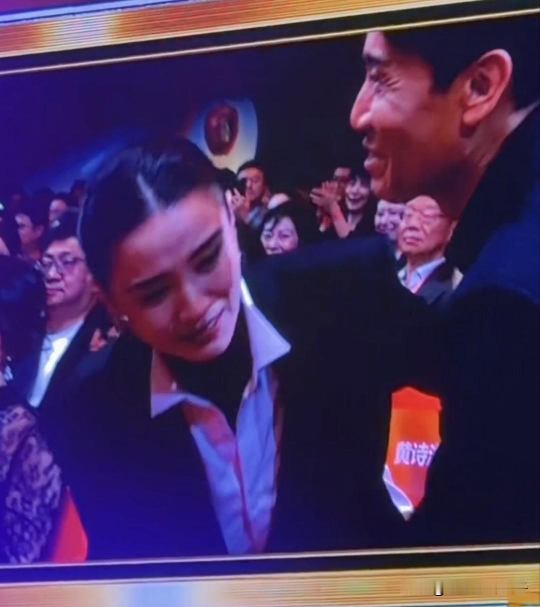 宋佳获奖，有一位演员特别开心，那就是于和伟！宋佳获得飞天奖视后，于和伟立刻起身