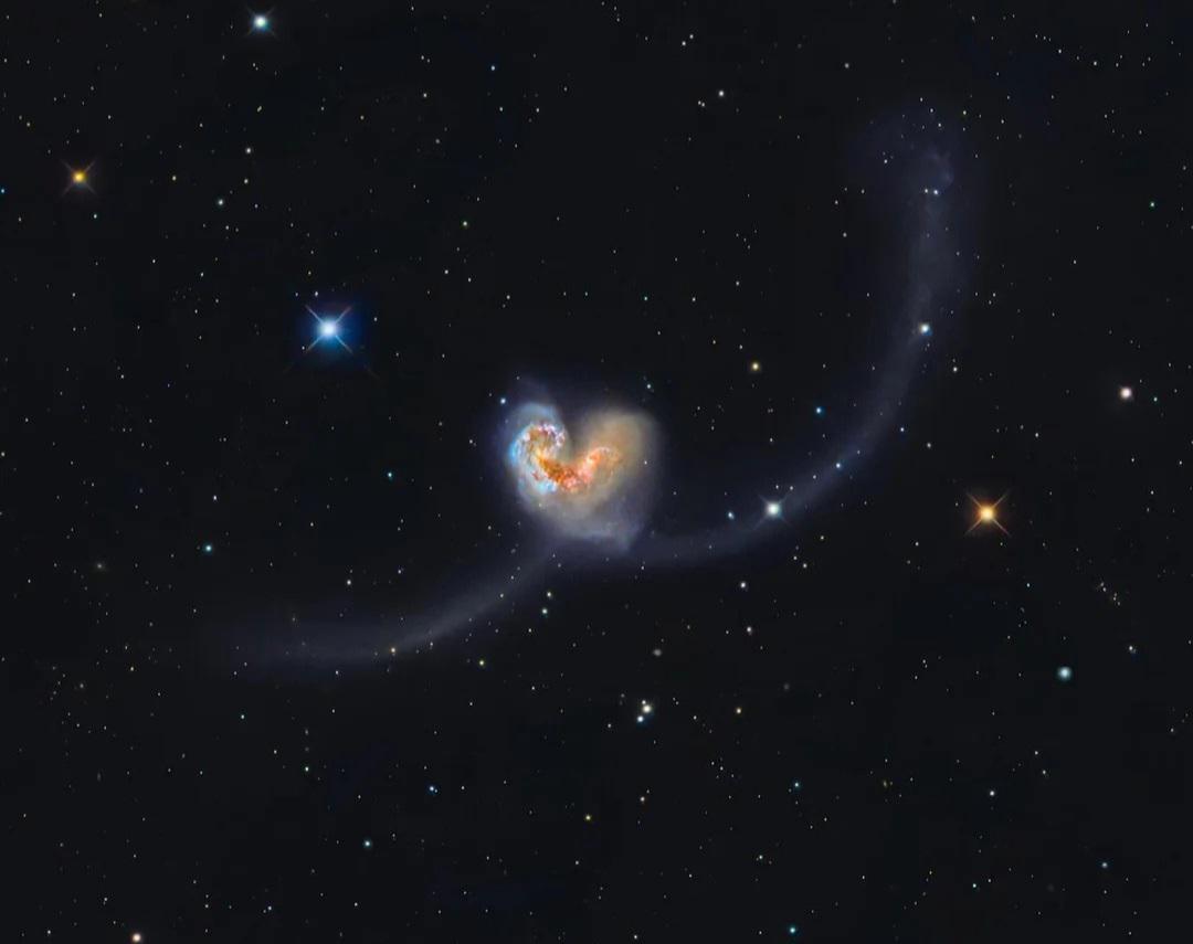 60万光年外，两个星系撞了12亿年，撞出一颗心形。最绝的是，它们离得那么近，里面