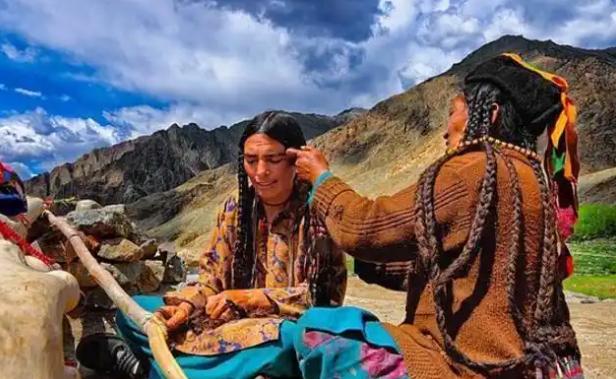 喜马拉雅雪山深处，隐匿着一个令现代人目瞪口呆的族群：3000余人栖居了2000年