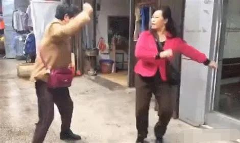 大妈横到国外去了，竟然殴打新加坡入境管理局女官员。其实吧，五十岁，也不算多大，