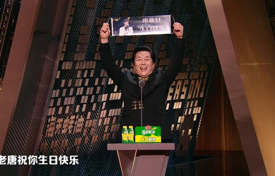 现在的时代少年团太厉害，连老戏骨唐国强也得扒着他们！唐国强竟然在节目中举着横幅像