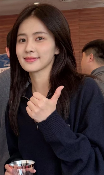 娱乐圈红不红区别真的好大杨颖和白鹿共同参加培训班，现在接受采访的是白鹿，咖位差