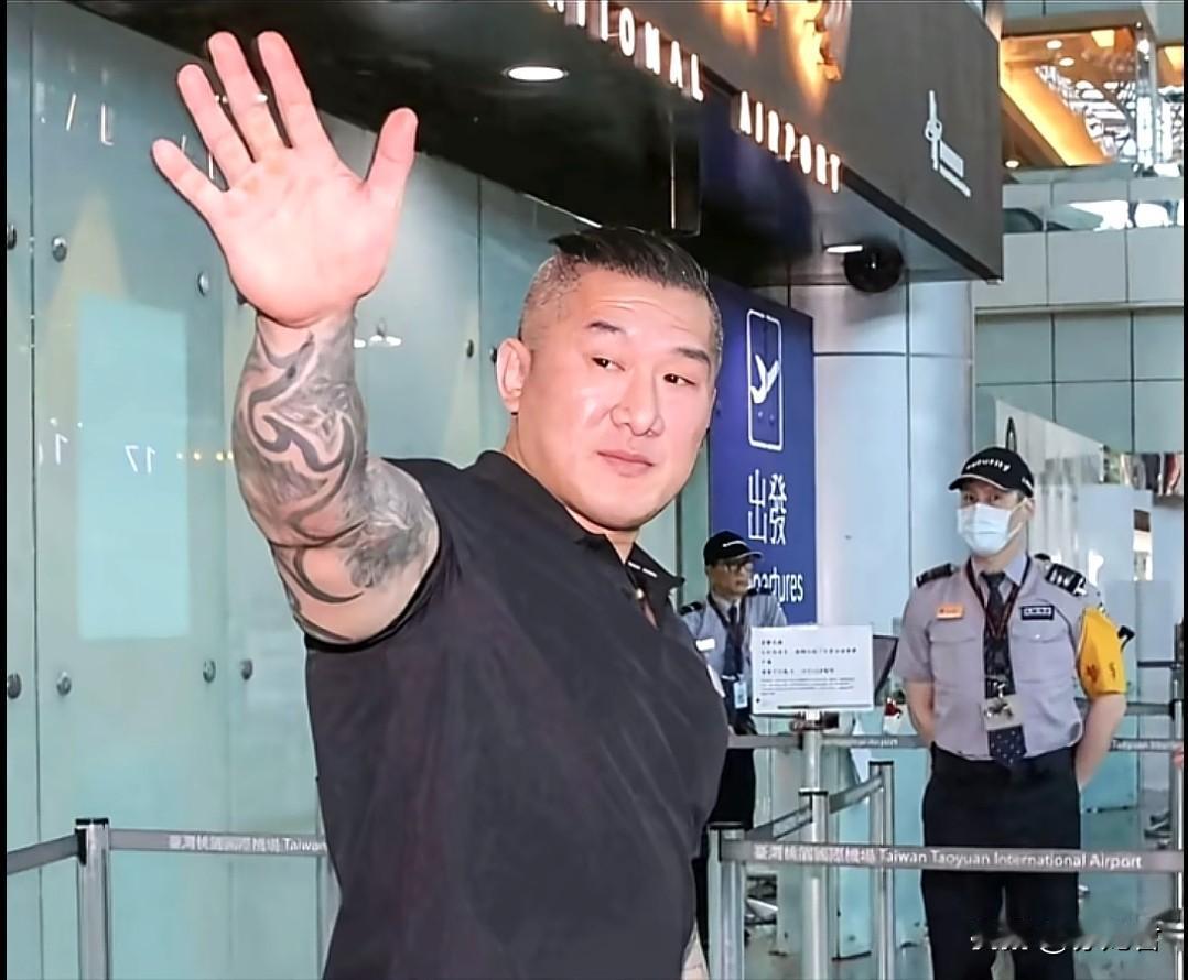 馆长近来遭到一同创业的三位兄弟威胁，这三人偷录了馆长的对话，其中包含疑似馆长来大