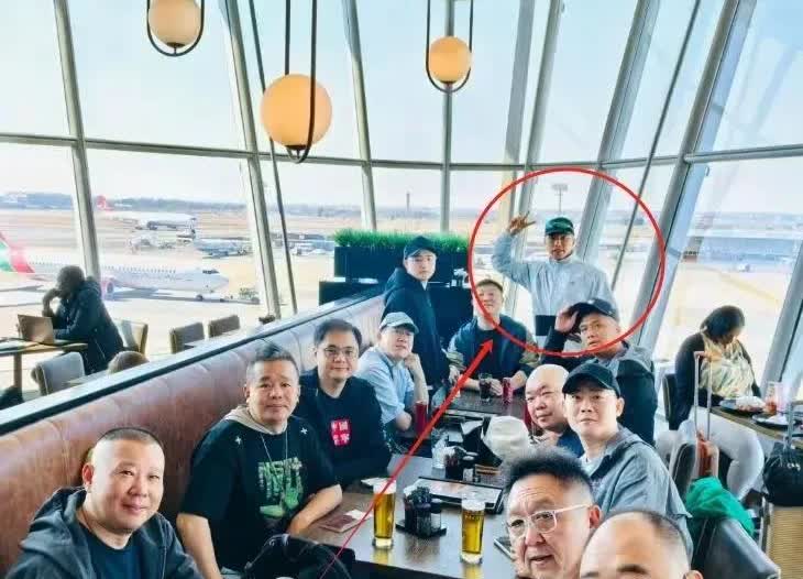 在德云社，到底谁能和郭德纲平起平坐？这张照片一目了然，和郭德纲坐在一张桌子上