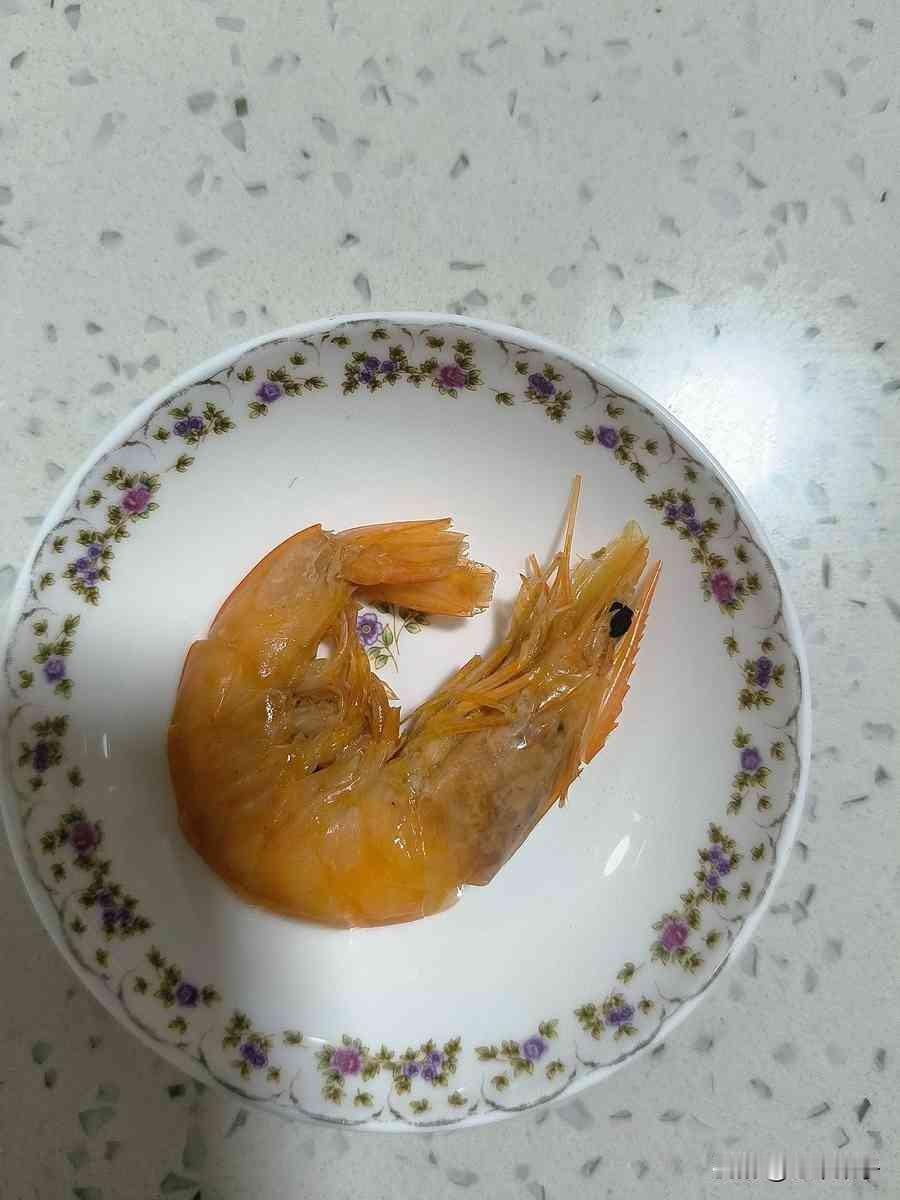 五年级的女儿，在学校第一次吃到虾。她把四只虾用纸巾包好带回家，进门时兴奋得不行：