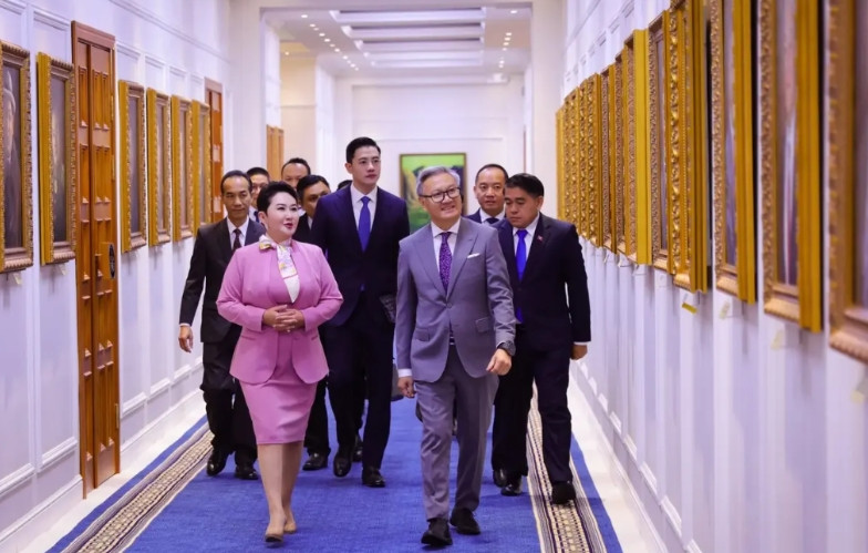 粉嫩的蒙古外长。蒙古外长巴特策策格在乌兰巴托，会见来访的老挝外长通沙万·丰威汉。