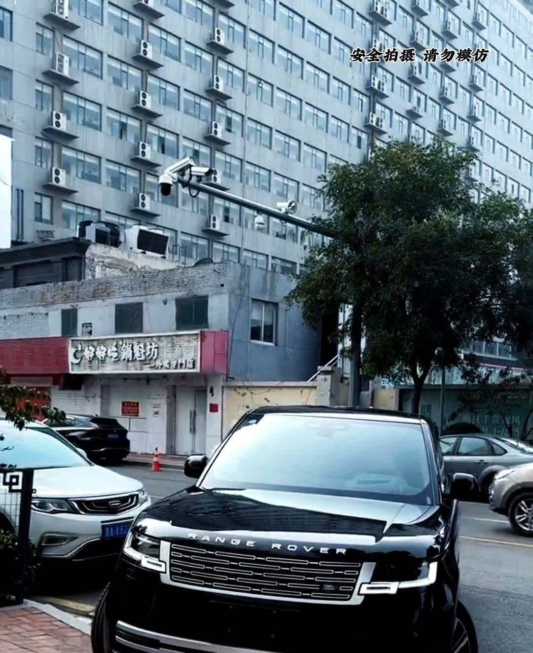 路虎揽胜最新价：116.1万。您没有听错，全新路虎揽胜又下调了251万，