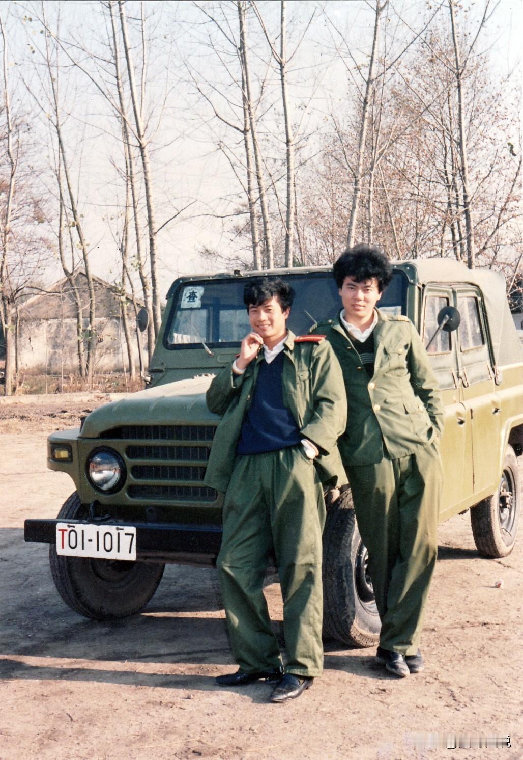 80年代能穿皮鞋的兵，肯定不是野战部队的，只有后勤单位才有可能，而且一个是志愿兵