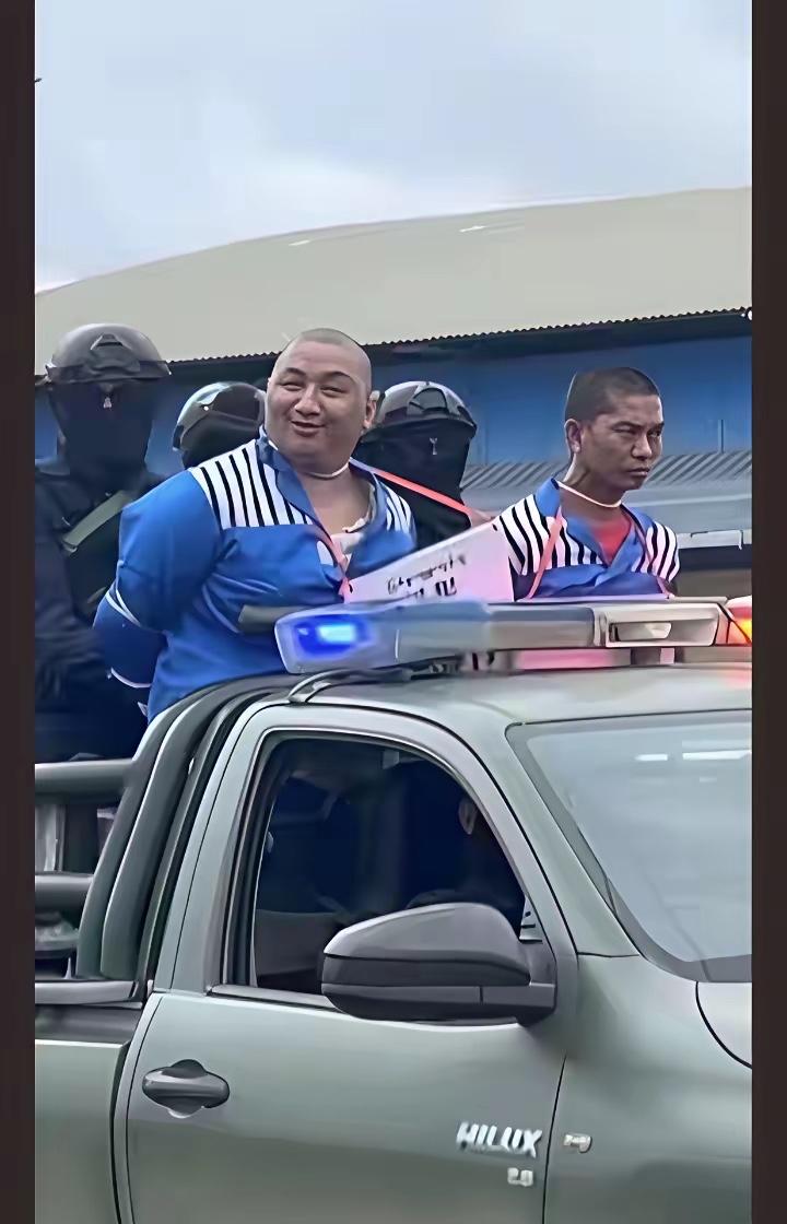死到临头了还能笑出来图中身穿囚衣、被特警押解的面带微笑的杀人犯叫张陶青（也叫张
