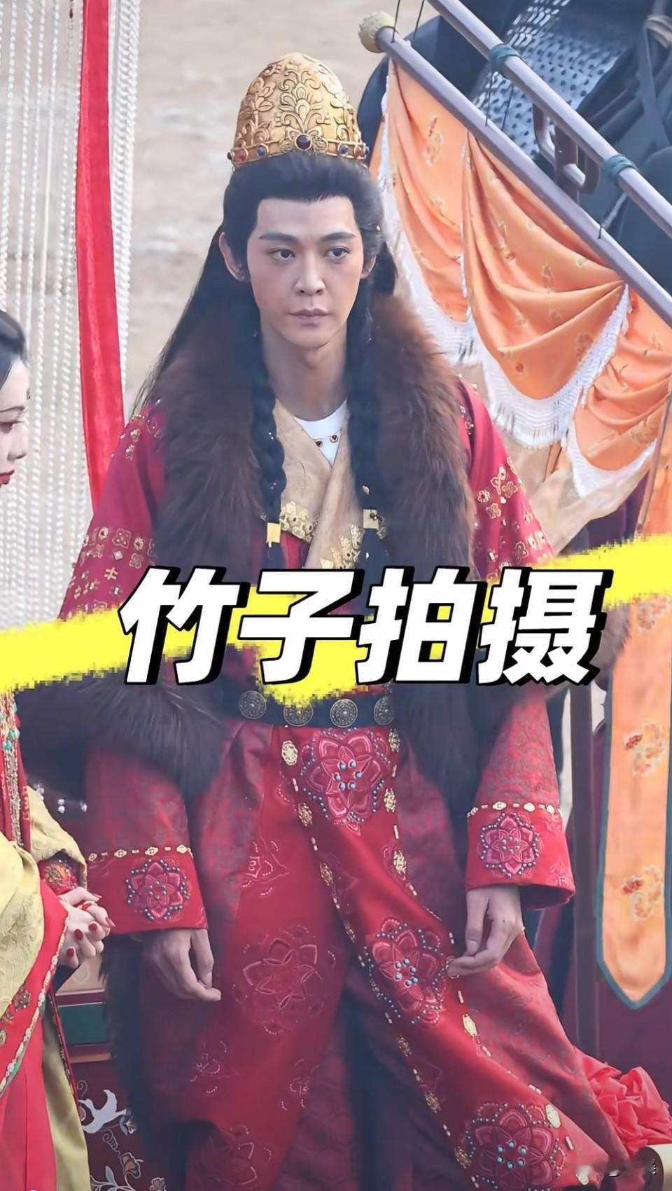 妆造问题吧？前几天见他还挺帅的[笑着哭]这妆造感觉老十岁！！我记得他刚有点热