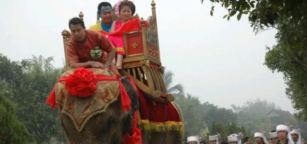 1974年，知青李根生回昆明探亲，父亲娶了后妈，临走给他20块钱：“就在那边成家