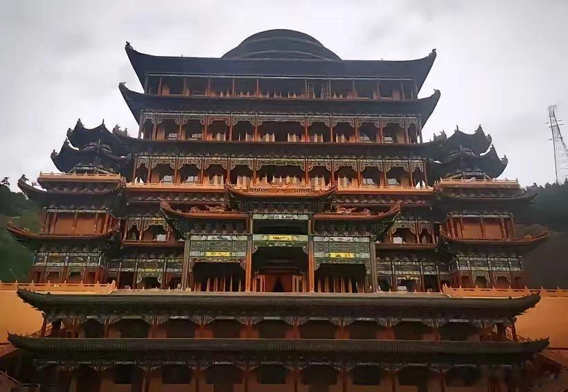 山西沁源的这位煤老板最惹眼的不是旗下的煤矿厂子，而是他家门口修的那一大片气派的庙
