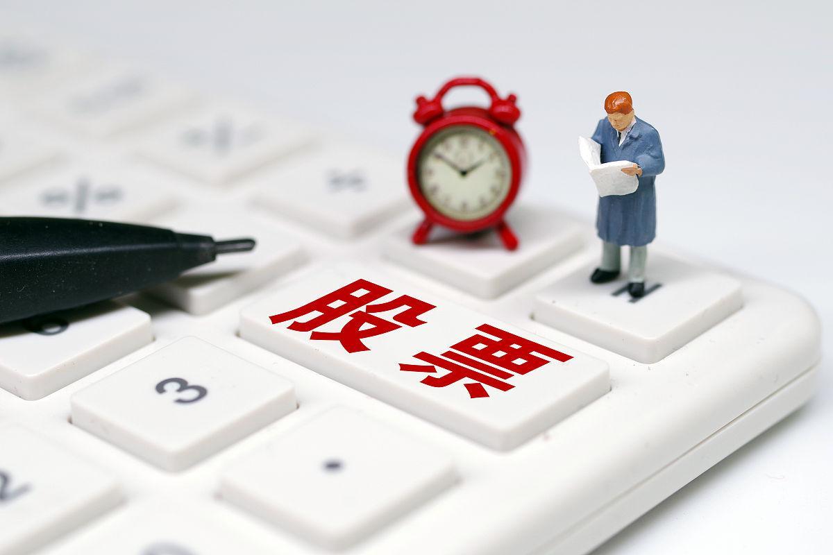 为什么有的人买股票赚不到钱呢?没有钱的人，又想赌一把，怎么可能不输钱。股市虽然没