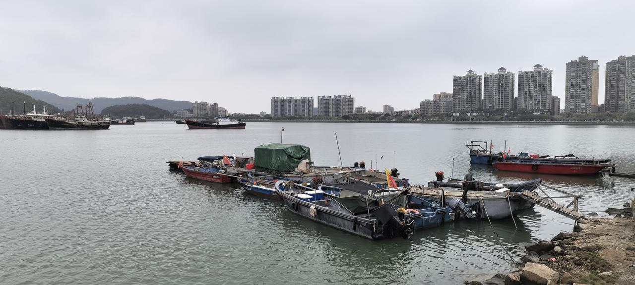 在汕尾待了一天，住了一晚。为了吃当地的美食小吃，菜粿，我骑共享电车3公里跑到了
