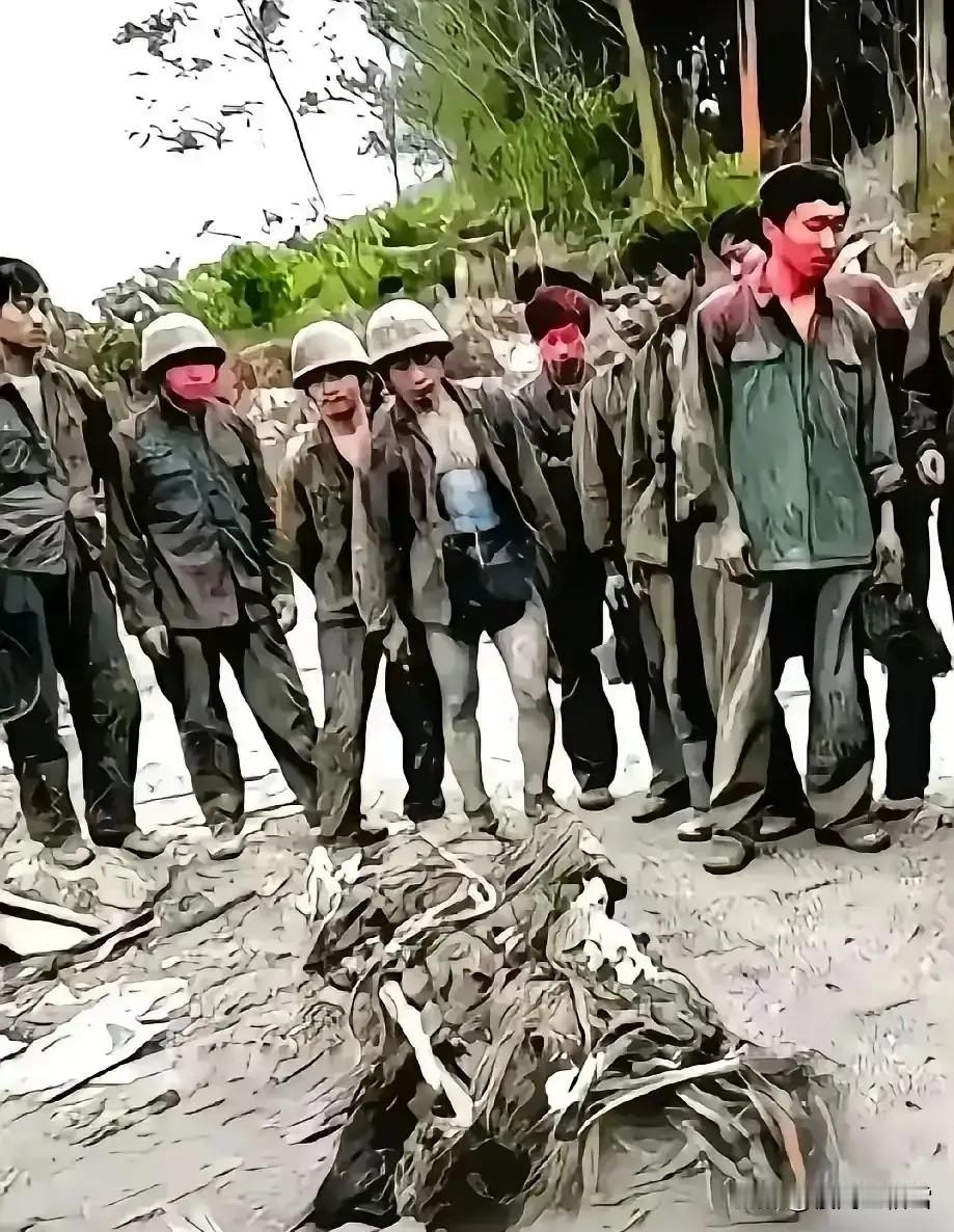 这是一张在老山战役中，某部刚从阵地抢运下来的一位烈士遗体的照片。照片中的这