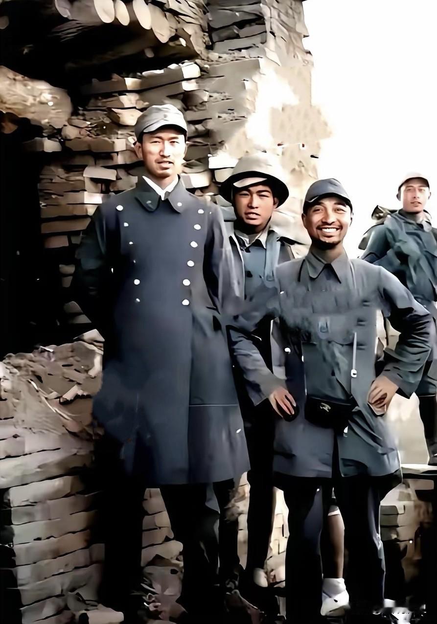 这张合影穿着日军衣服的人你认识么？这张珍贵合影拍摄于1940年9月25日，在