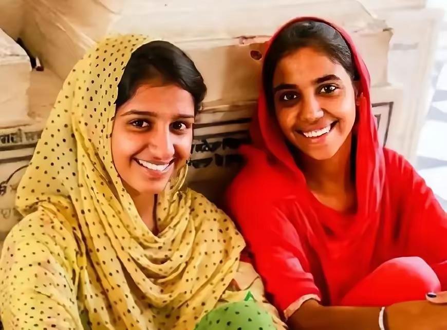 这个故事讲述了莫迪娜——一位来自印度比哈尔邦的低种姓女孩，凭借勇气和努力实现了人