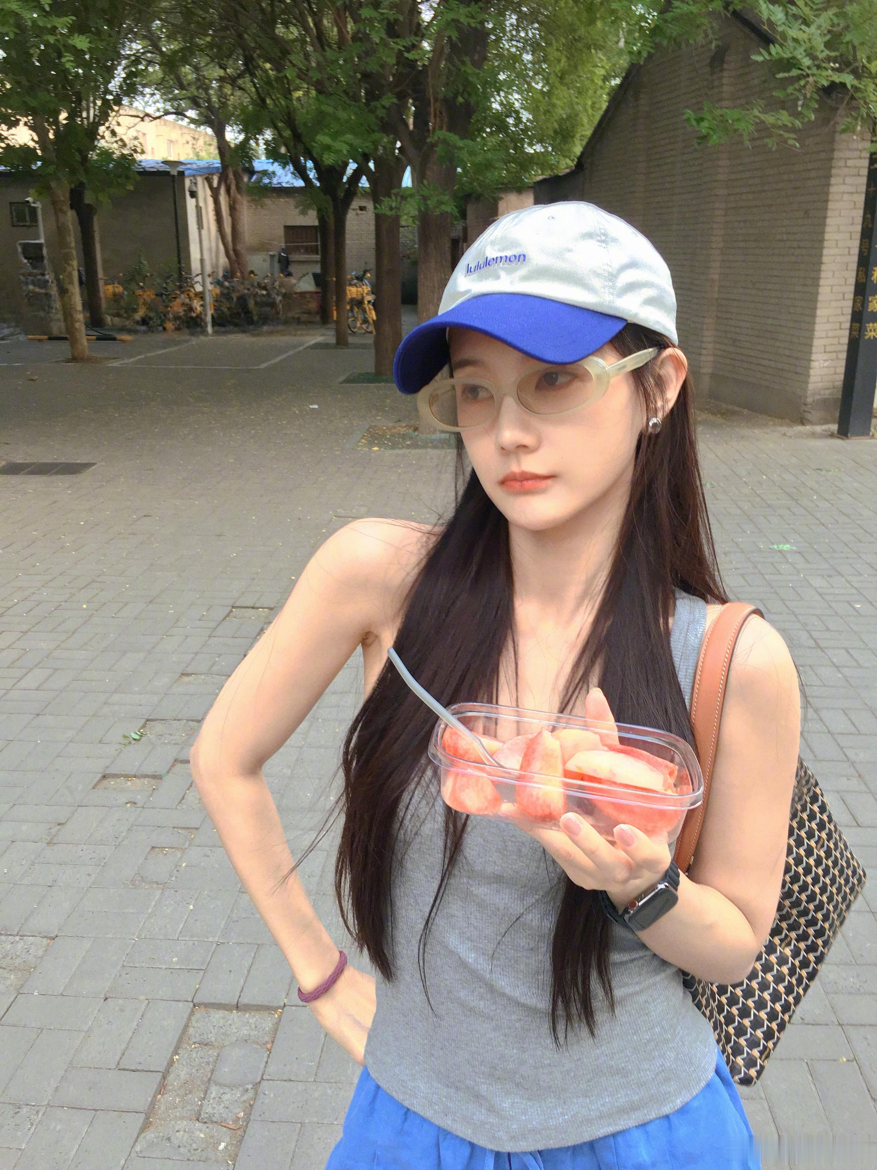 李一桐李一桐手臂肌肉线条你的眼像是一望无际的星辰，一定是在你出生那天上帝把月