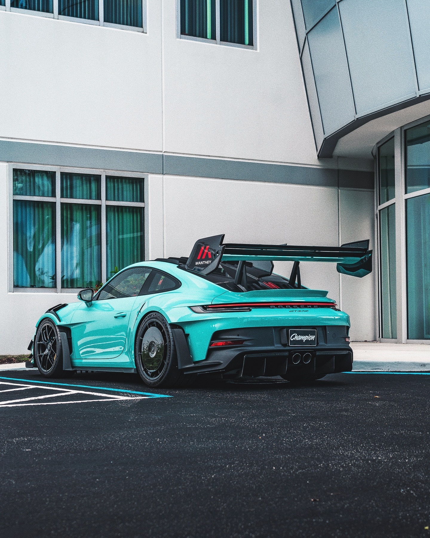 又一款全新的911GT3RS加入了MantheyRacingKit。采用了