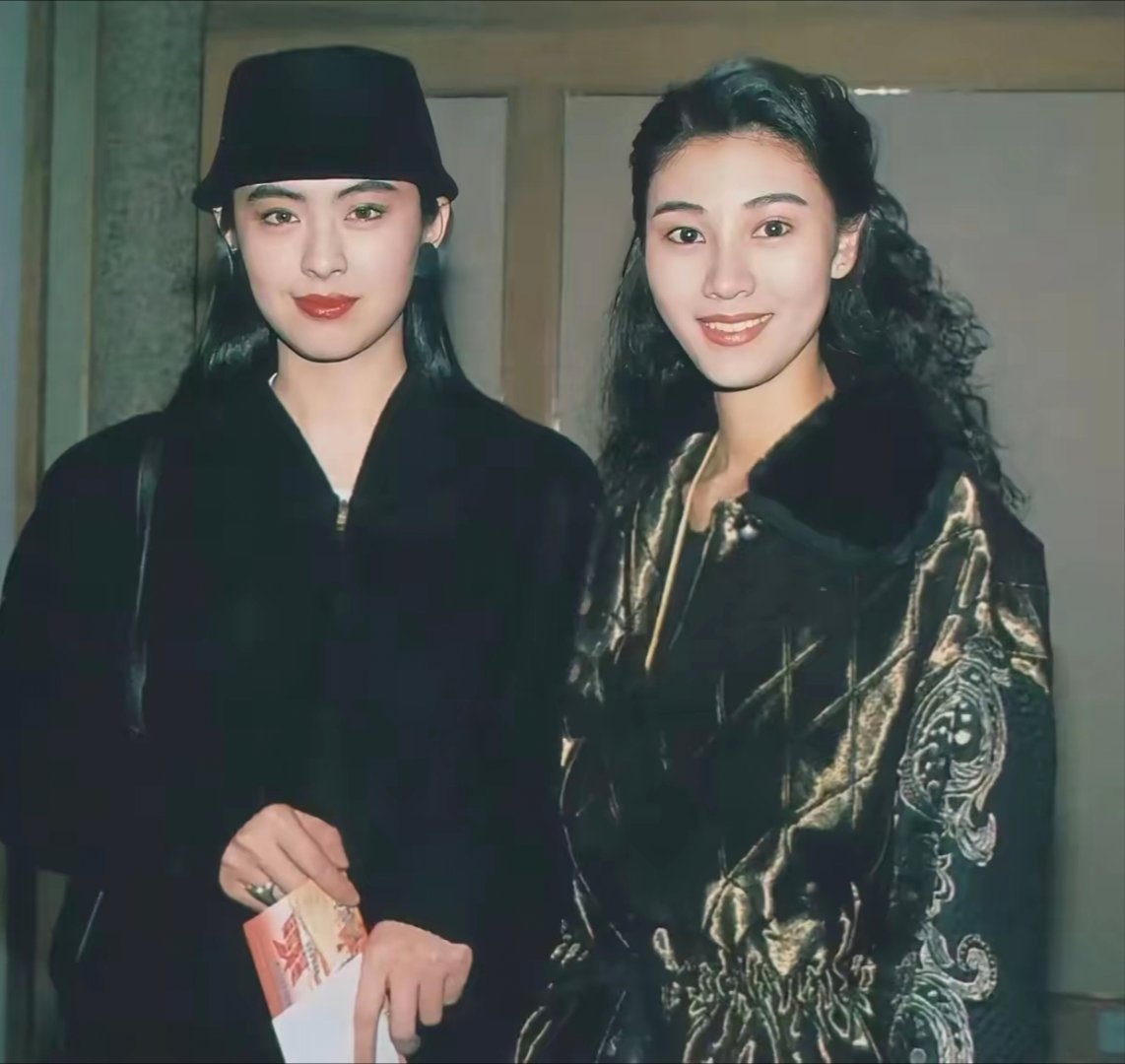 王晶说：王祖贤的缺点就是不够漂亮。他认为王祖贤骨架大，腿太直太粗没曲线，不好看。