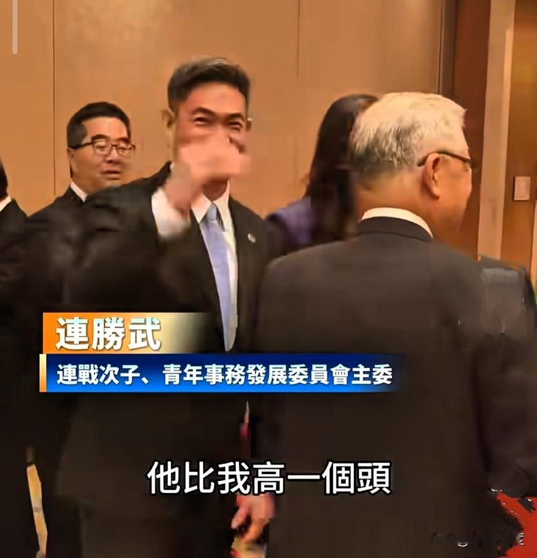 郑丽文在此趟访陆行程中对连胜武格外照顾，有个她与连胜武互动的一个小细节，引众人会