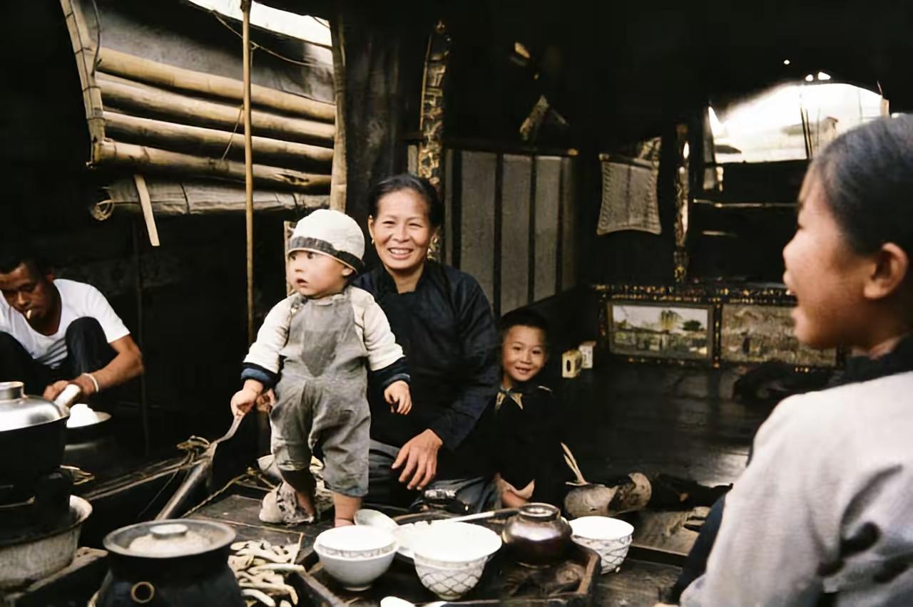 这是1955年广州珠江上的疍家人。疍家人在船上吃，在船上睡，在船上度过一生。古代